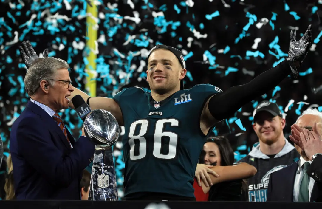Zach Ertz assinou com os Philadelphia Eagles como jogador de treino pra ajudar na crise de lesões do time. Isso mostra …
