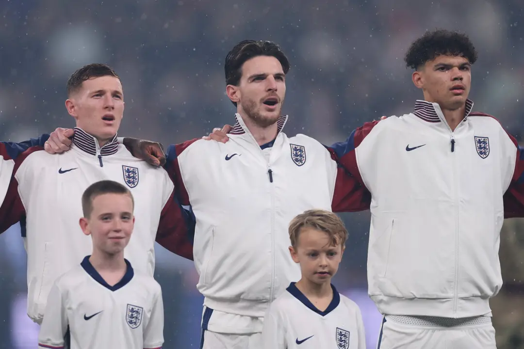 Declan Rice se afastou do compromisso com a seleção de Inglaterra nesta janela. Essa ausência, somada a outros nomes gr…
