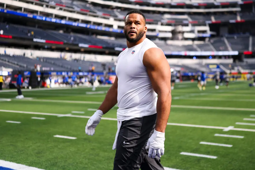 Aaron Donald voltou com os Los Angeles Rams após dois anos de pausa, jogando contra os New York Giants. É visível a ada…