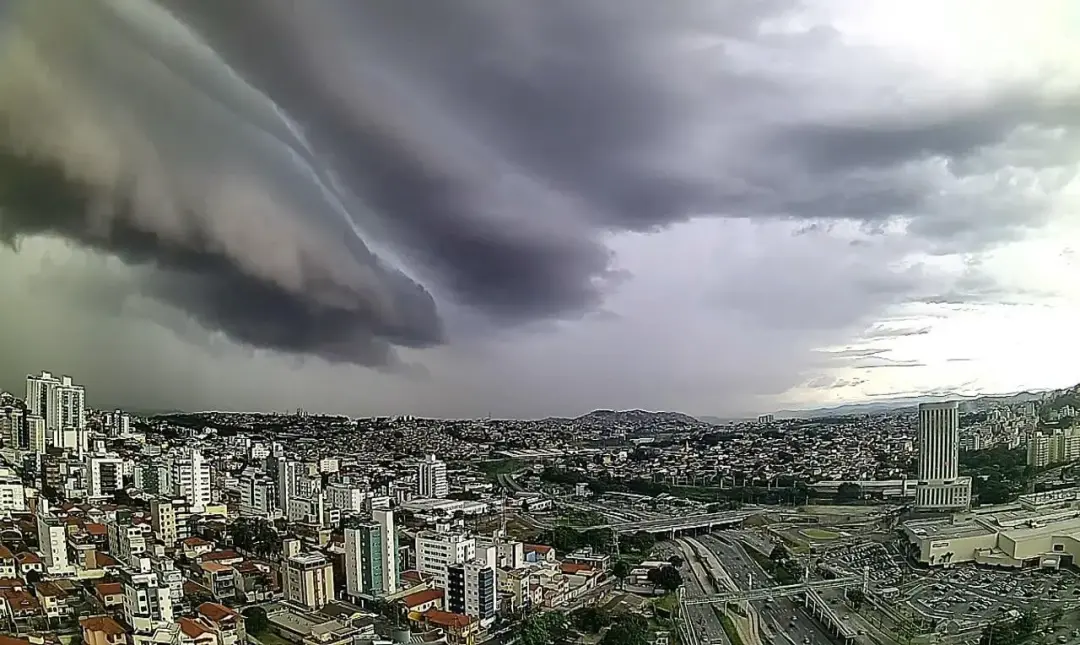 Frente fria avança em Minas Gerais e Rio de Janeiro nesta terça, com chuvas fortes previstas. A mudança no tempo assim …