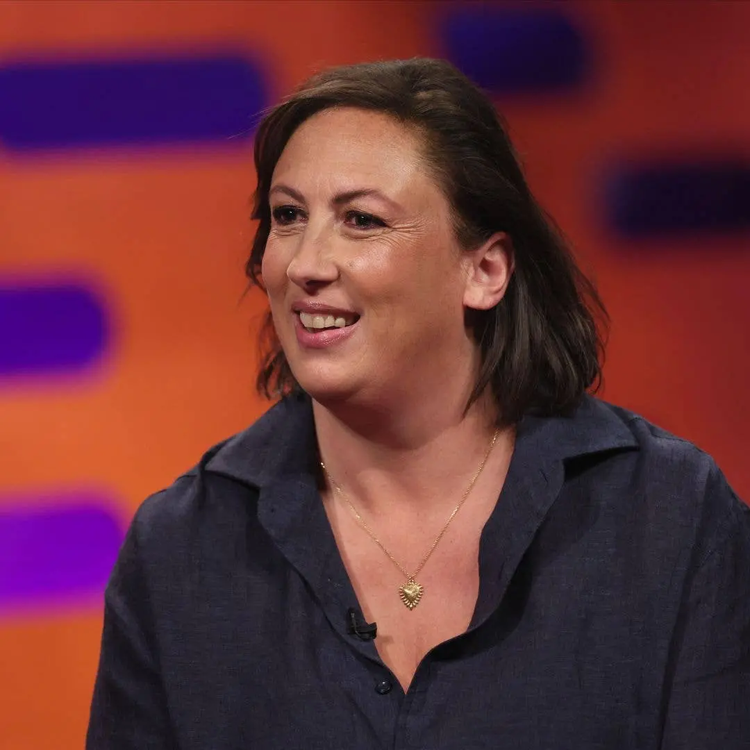 Miranda Hart fala sobre lutar contra a dor invisível antes de voltar para The Celebrity Traitors na BBC. É um retrato d…