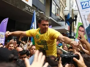 Flávio explora a crise no STF, mas esbarra em polêmicas de Bolsonaro e ignora o Dark Horse. É importante ver como as mo…