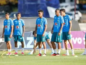 A seleção fez atividade antifuso na Austrália com apenas 11 jogadores em campo. É um desgaste grande para os atletas, j…