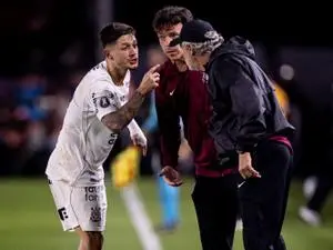Diniz repensa esquema com Garro e Memphis pelo Corinthians. Mudanças no esquema são necessárias pra conseguir recuperaç…