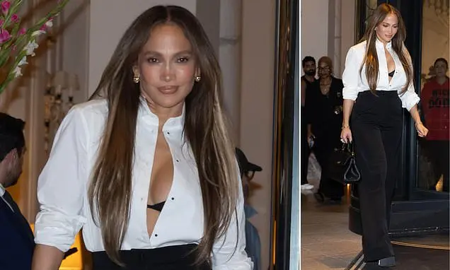 Jennifer Lopez expôs o sutiã em uma camisa branca no desfile de moda em Milão. Esse tipo de exposição em eventos de mod…