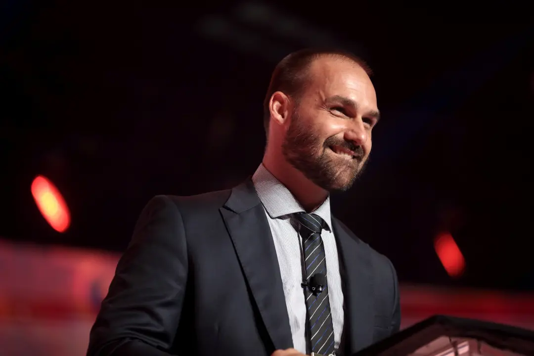 Eduardo Bolsonaro, escrivão da PF, foi demitido por abandono de função depois de faltar mais de 30 dias seguidos. O car…
