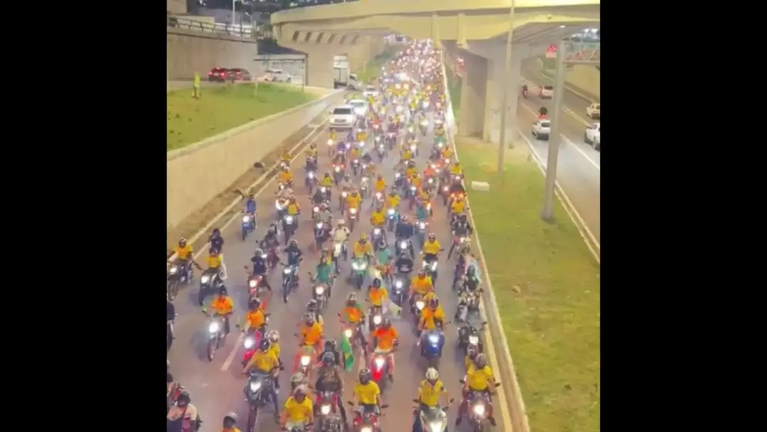 Flávio Bolsonaro fez motocarreata com apoiadores em Natal nesta segunda, 21. Ver uma mobilização assim mostra a estrutu…