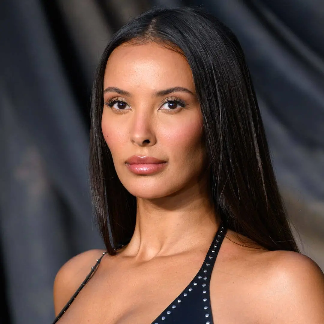 Maya Jama, aos 32 anos, exibiu um biquíni em uma viagem europeia recente. Acho que a forma como a gente se apresenta so…