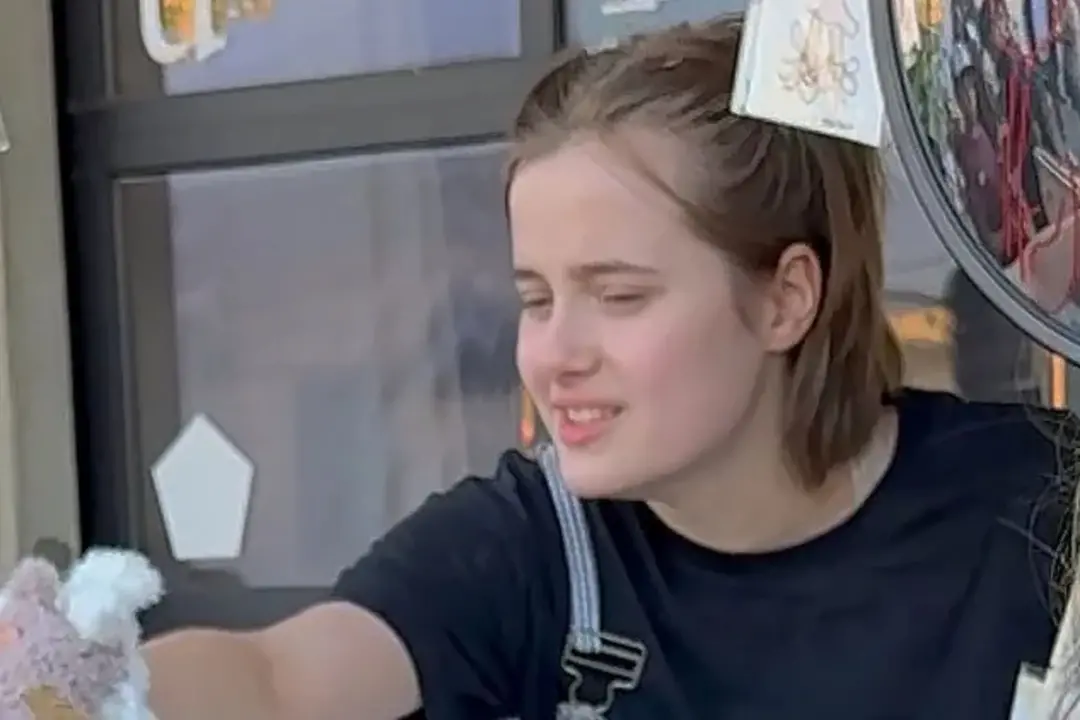 Uma jovem de dezoito anos, filha de nomes grandes de Hollywood, tá vendendo arte em feiras de Los Angeles. Ela tá fugin…