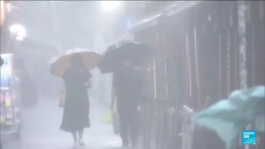 Mais de um milhão de pessoas em alerta de evacuação no Japão enquanto o Tufão Dujuan passa por Tóquio. Chuvas fortes, e…