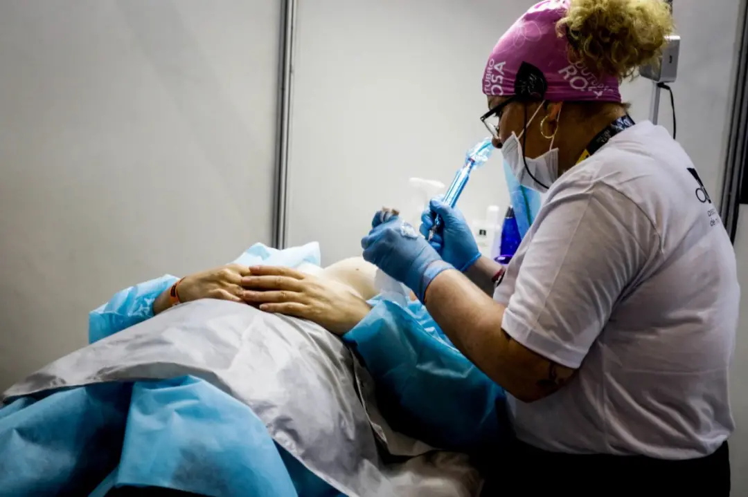 Reconstrução mamária não é só devolver volume; o planejamento é muito mais complexo, usando próteses, expansores ou tec…