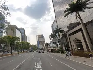 Av. Faria Lima em São Paulo teve queda de marquise, deixando duas pessoas feridas. É frustrante ver infraestrutura falh…