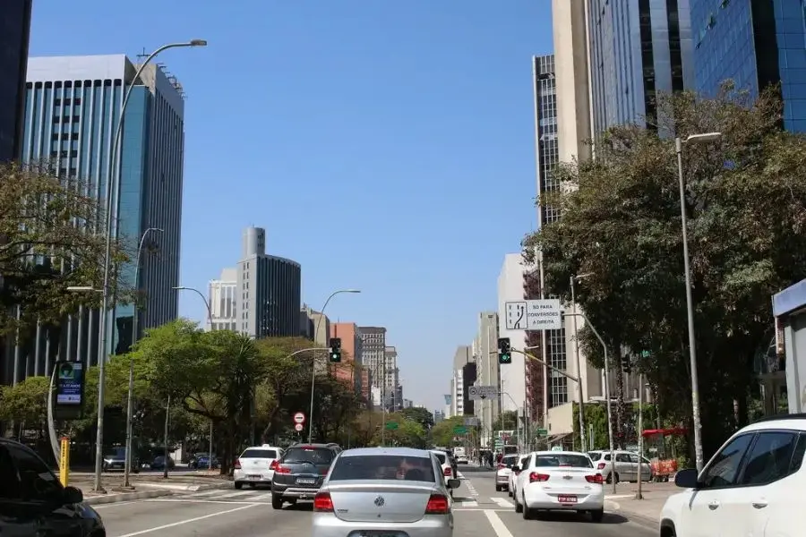 A queda de uma estrutura metálica em um prédio comercial na Avenida Faria Lima deixou dois trabalhadores feridos. Estru…