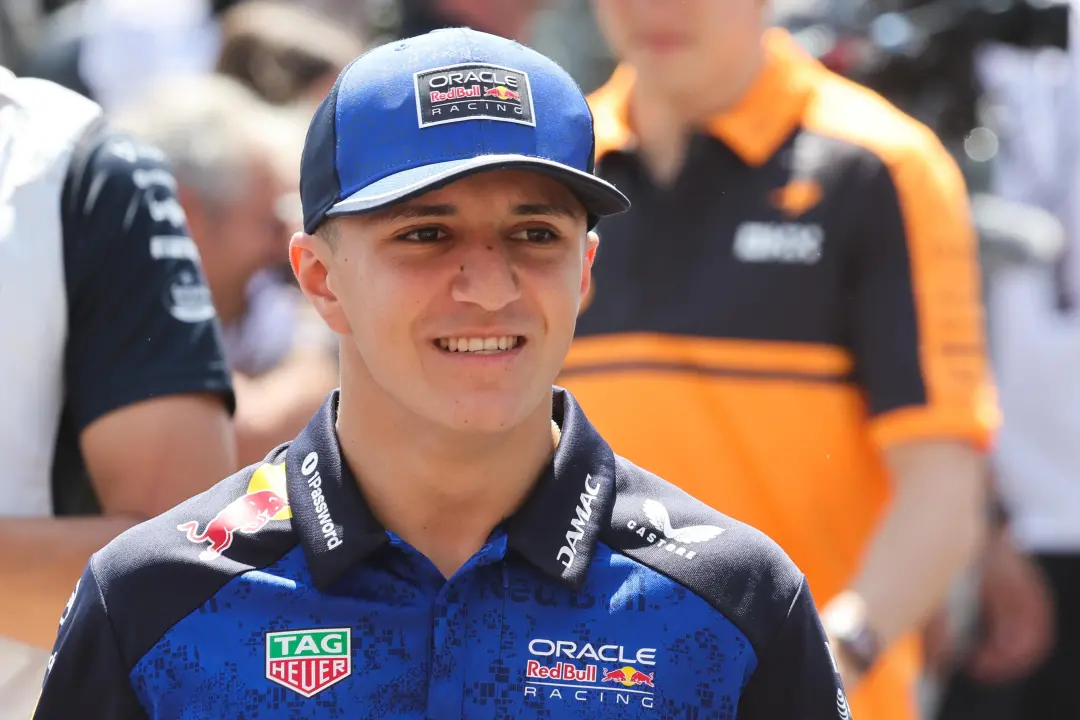 Isack Hadjar retorna na corrida de F1 em Abu Dhabi após lesão no pulso. A ausência dele forçou mudanças de lineup na Re…
