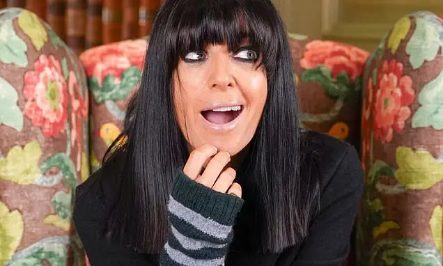 Claudia Winkleman apareceu no lançamento da segunda temporada de The Traitors vestindo luvas sem dedos e um blazer Fait…