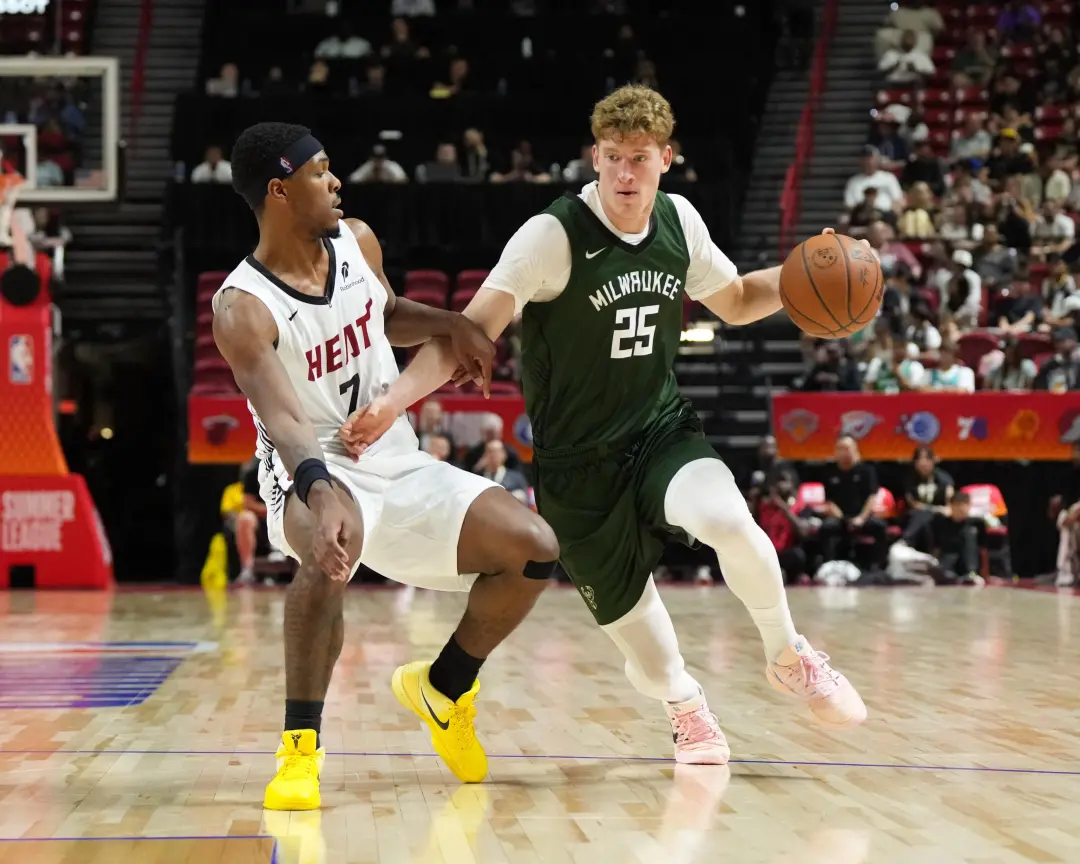 Kasparas Jakučionis, com 20 anos, teve 6,2 pontos, 2,6 rebotes e 2,6 assistências por jogo com os Miami em menos de 18 …