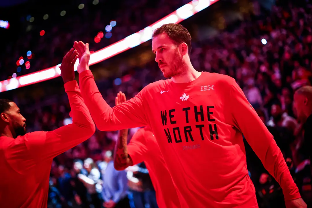 Jakob Poeltl teve uma temporada forte, tirando média de 14,5 pontos e 9,6 rebotes na campanha de 2024-25. Ele é um cent…