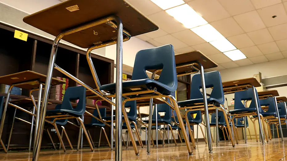 A Escola Frederick Douglass em Chicago tem apenas 27 alunos em um prédio feito para 1000. Isso mostra uma crise séria n…