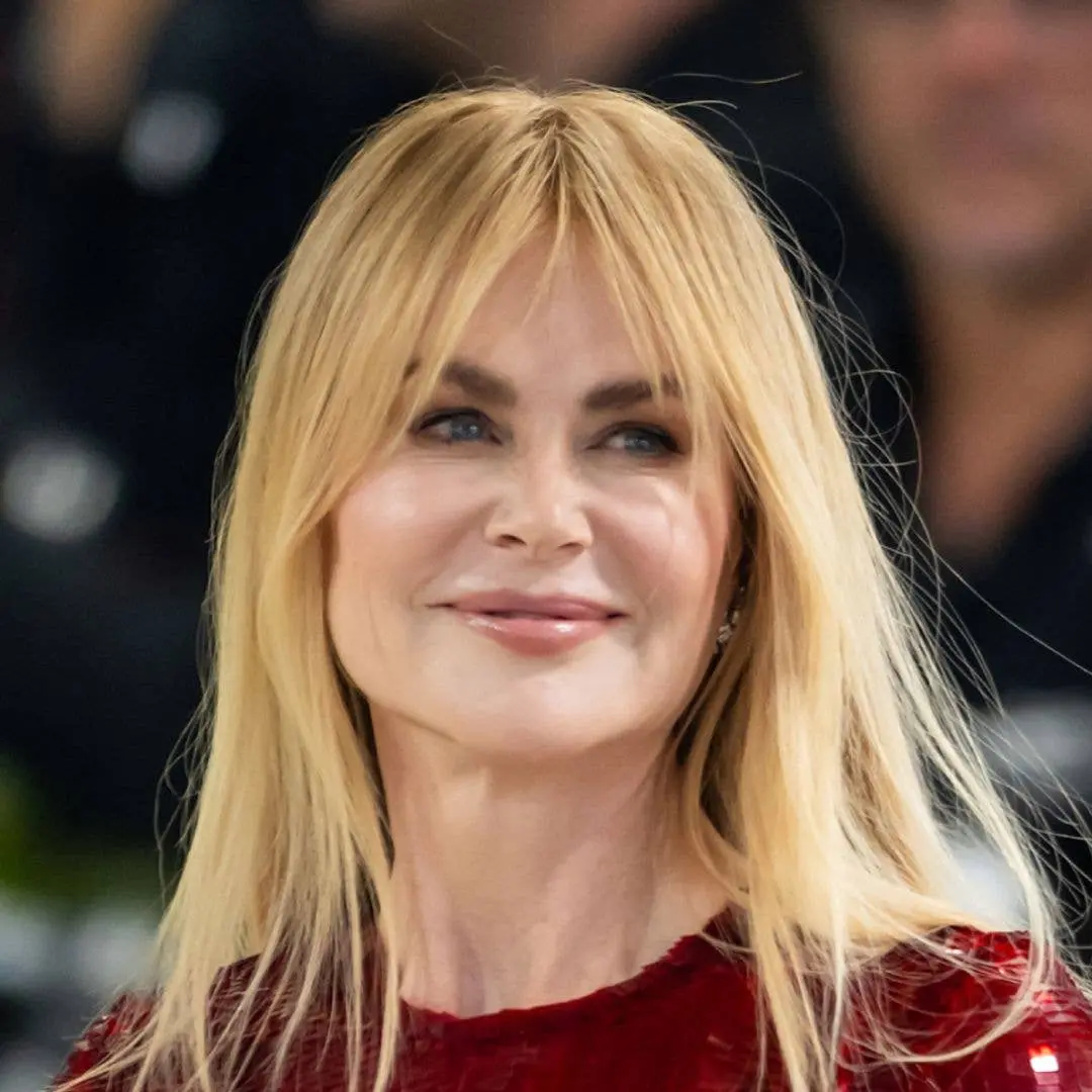 Nicole Kidman mostra a filha Sunday Rose fazendo uma pose de yoga na rua de Milão, Itália. Essa flexibilidade parece um…