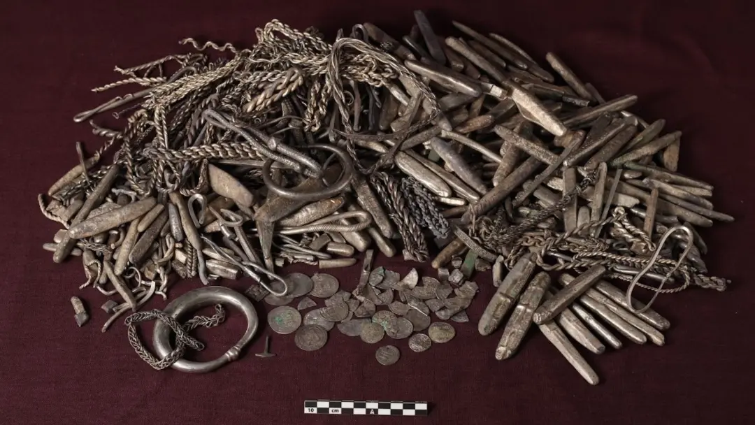 Rebild, na Dinamarca, teve um achado de mais de 40 libras de prata viking no quintal de alguém. A descoberta é grande p…