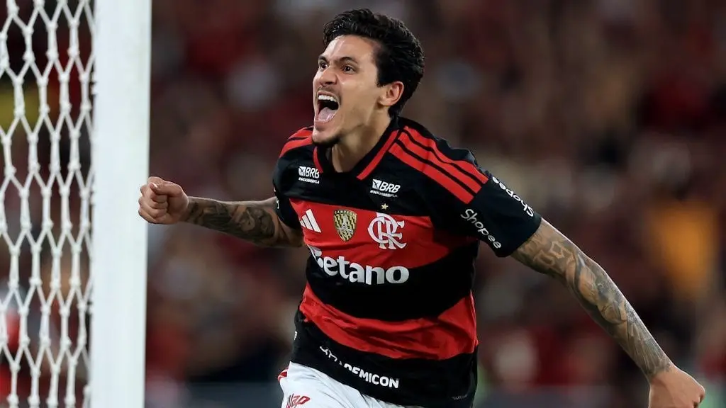 Pedro demonstrou insatisfação ao ser substituido por Bruno Henrique no Flamengo, após fazer o segundo gol contra o Brag…