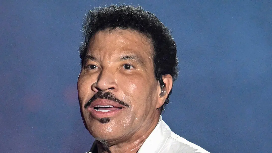 Lionel Richie volta ao hospital por problema cardíaco, o que força o cancelamento de três shows com a Earth, Wind & Fir…