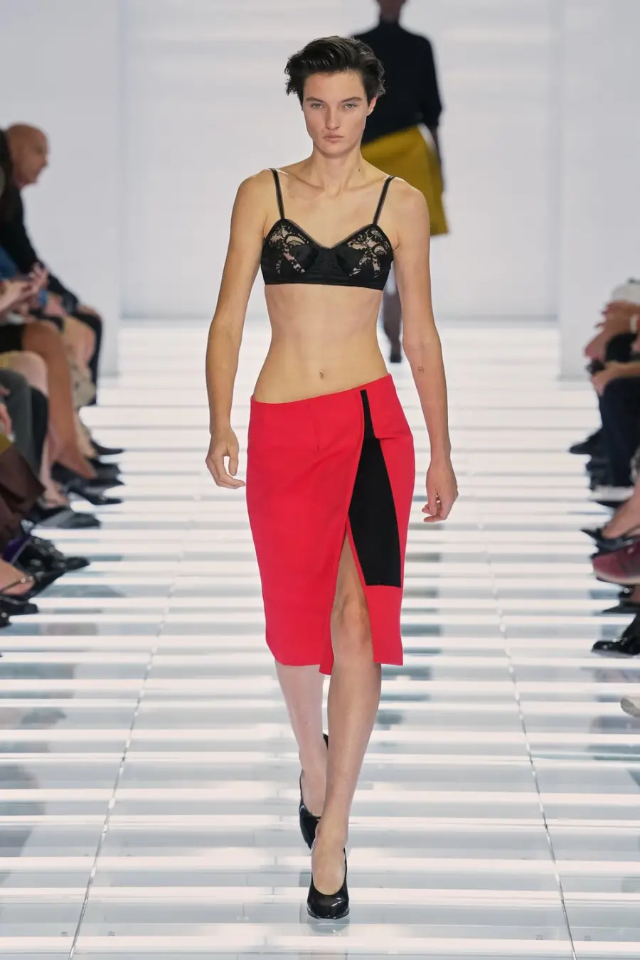 Prada lança a coleção A4 com o poder da saia. A moda continua definindo tendências, mas o consumo excessivo levanta que…