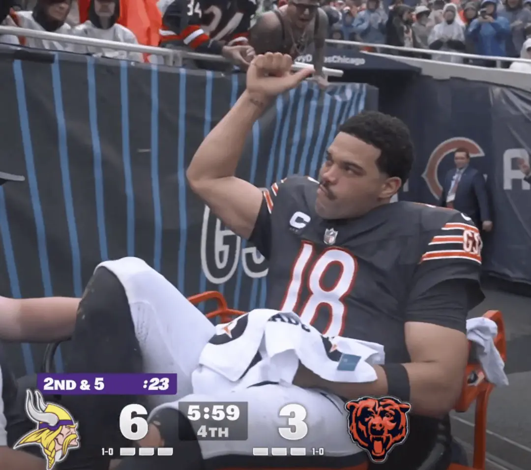 Caleb Williams caiu no gramado durante uma corrida curta no quarto período do jogo dos Chicago Bears contra Minnesota V…