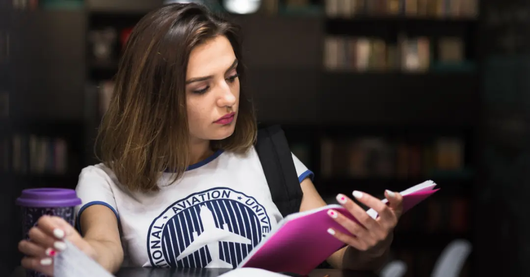 Três a cinco horas fora da sala de aula é a referência de estudo fora da escola para quem concilia rotina. Mais horas n…