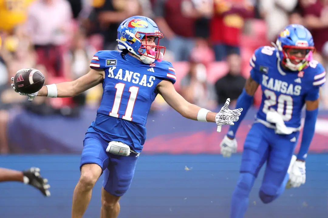 Kansas perdeu de 24 a 17 para o Arizona State em Londres. O técnico Lance Leipold viu que a defesa jogou bem, mas a equ…