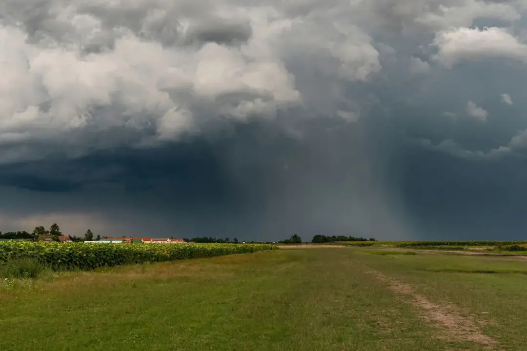 Alerta laranja do Inmet para Centro-Oeste, Sul e Sudeste prevê tempestades com ventos de 100 km/h e granizo. Esse tipo …