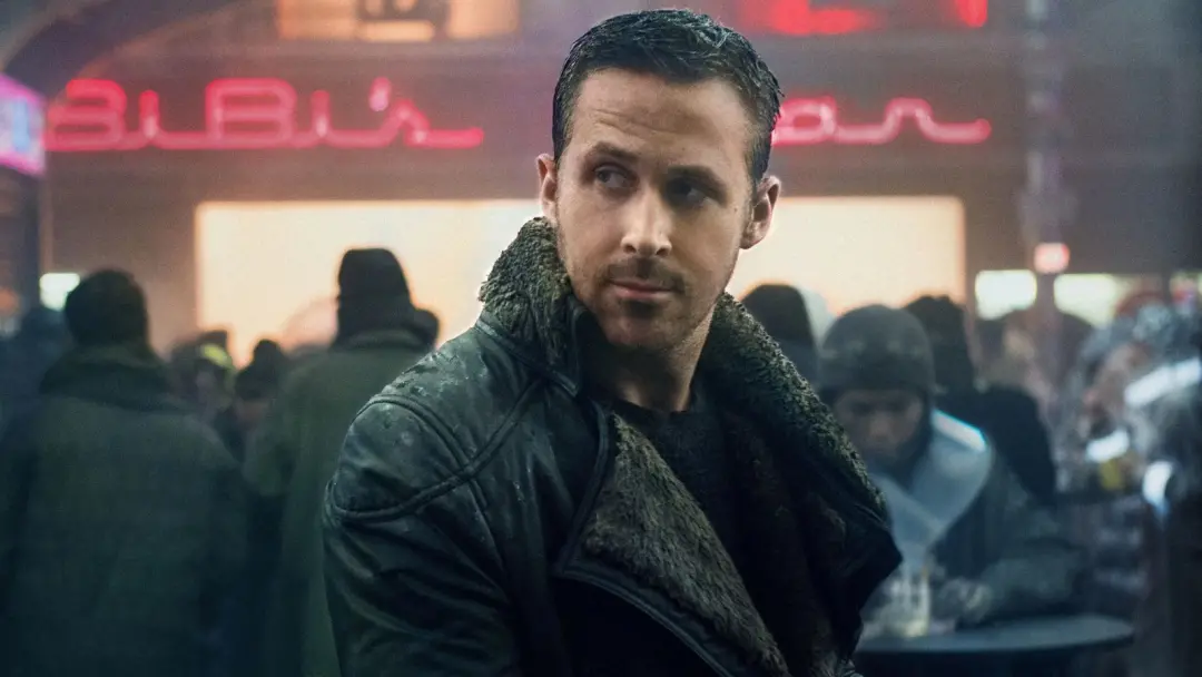 Ryan Gosling com seus figurinos de Blade Runner 2049 já atrai lances de mais de 20 mil dólares antes do leilão. Os traj…