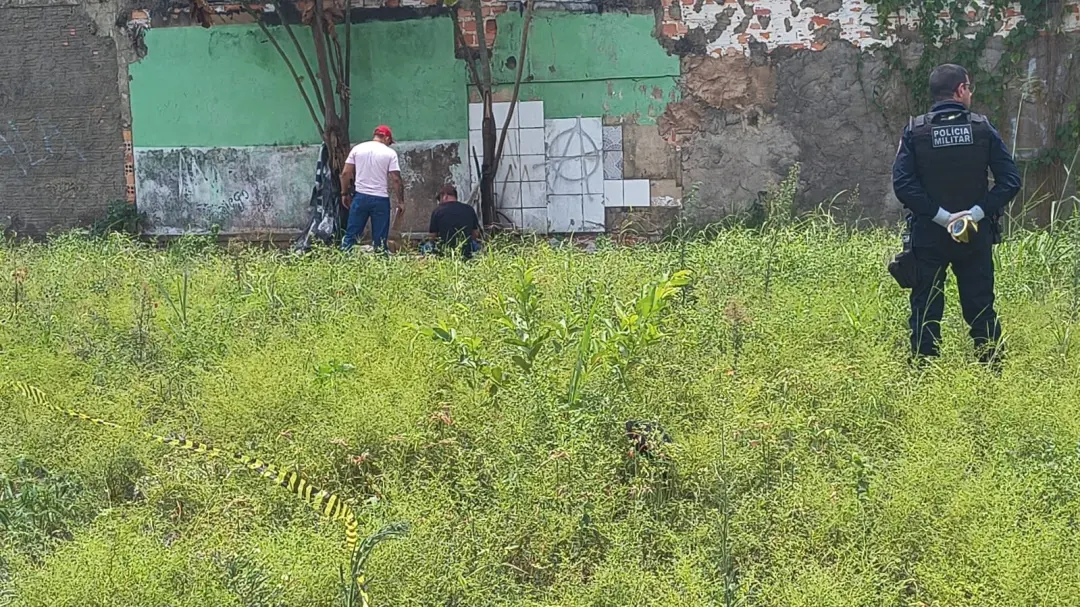 Vanessa Rego dos Santos, 31 anos, foi encontrada morta em terreno baldio na avenida 7 de Setembro, em Porto Velho. Um c…