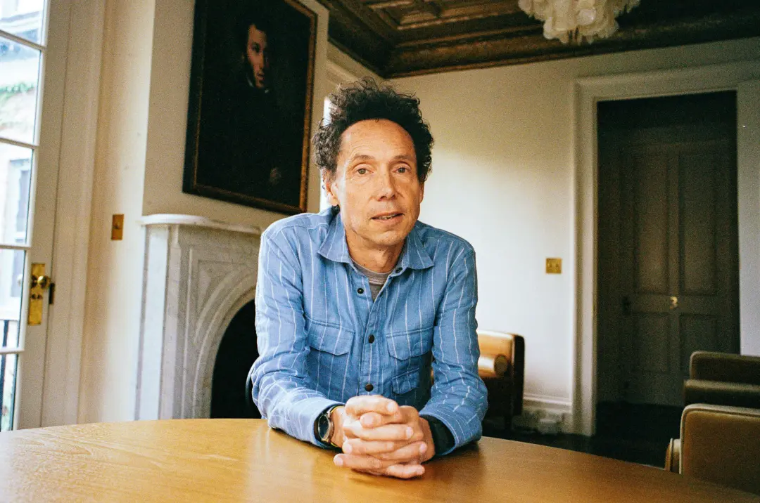Gladwell discute a questão da violência armada, argumentando que os americanos em ambos lados do debate não são sincero…