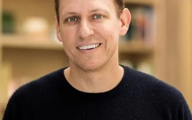 Peter Thiel, investidor com fortuna de 35,7 bilhões de dólares, tem participação na OpenAI e Palantir, que faz contrato…