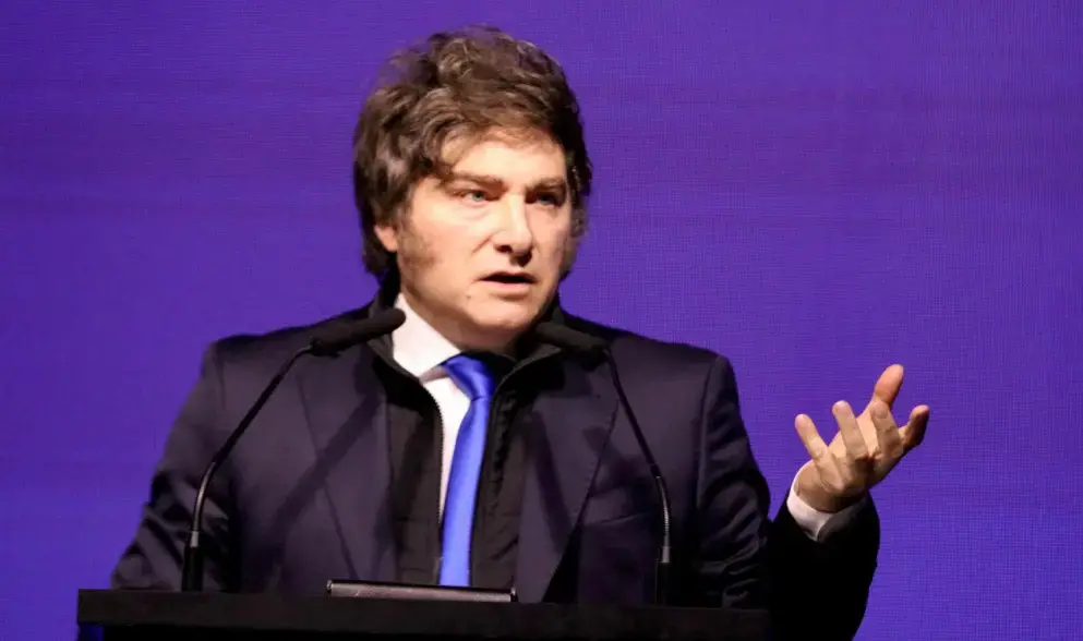 Milei critica a política fiscal brasileira, apontando que projeções de 90% da dívida em 2027 são um absurdo comparável …