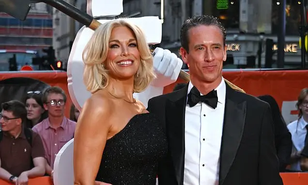 Hannah Waddingham e o namorado Nick Beresford-Cleary estiveram no tapete laranja da estreia do filme Digger de Tom Crui…