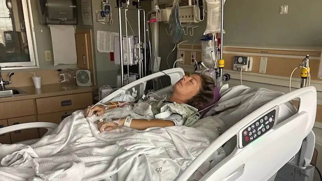 Louder Than Life, em Louisville, testemunhou um incidente grave onde um homem caiu de uma árvore sobre uma mulher duran…