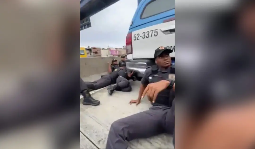 Recrutas da PM foram surpreendidos por tiroteio na Avenida Brasil durante operação no Complexo de Israel. A gente se pr…