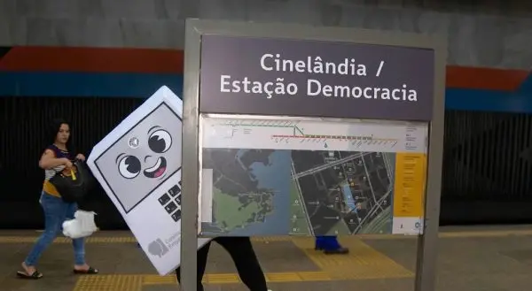 Estação Cinelândia do metrô, no Centro do Rio, agora é Estação Democracia com o TRE-RJ. Essa mudança busca orientar os …