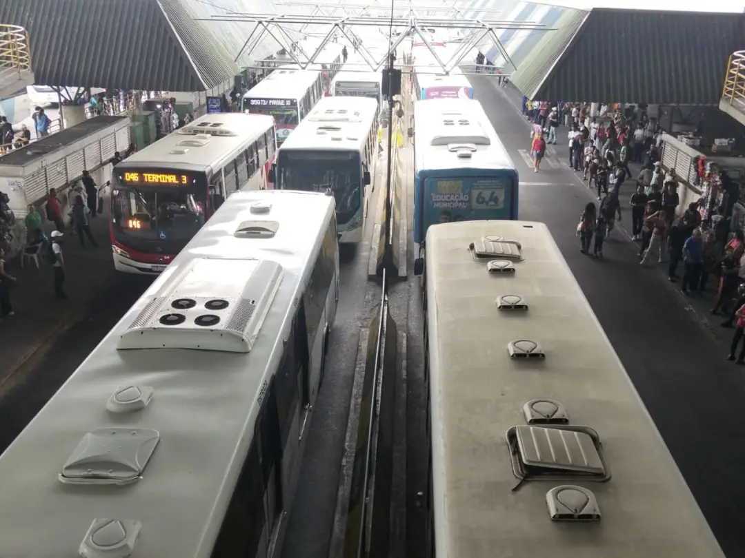 Manaus voltou a ter os ônibus circulando com frota total após paralisação de rodoviários que começou no fim da manhã. A…