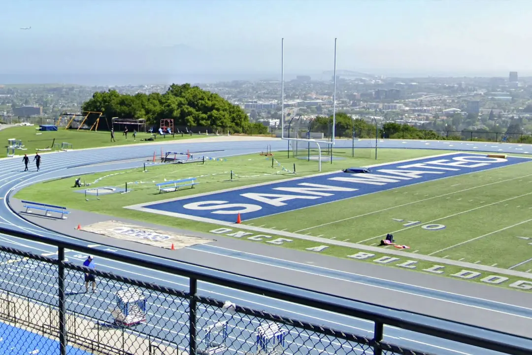 Jamarion Grace, jogador de futebol americano do College of San Mateo, faleceu em um acidente de carro em San Jose. Uma …
