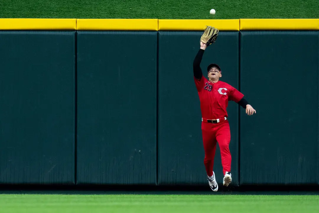TJ Friedl segue na organização dos Cincinnati Reds aceitando atribuição para Louisville Triple-A. Parece que mesmo com …