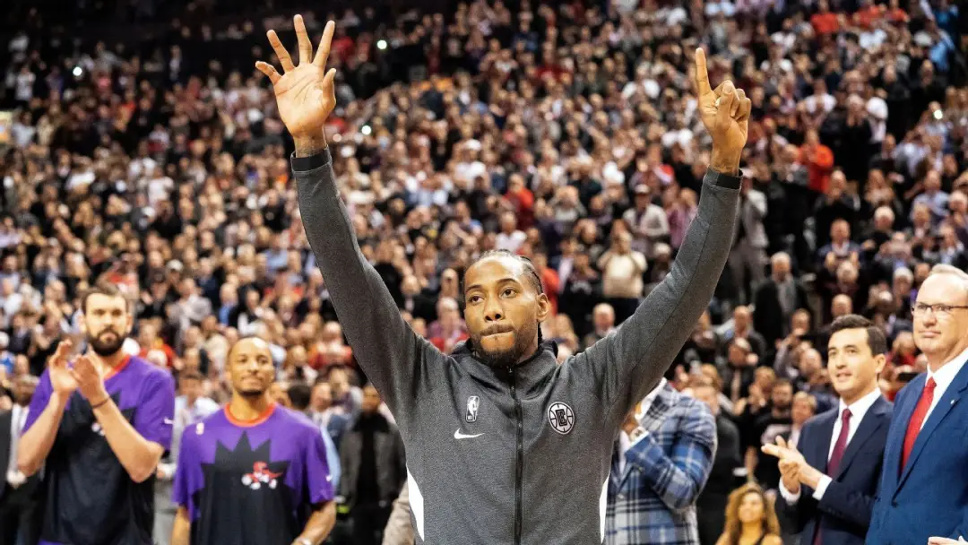 Kawhi Leonard assinou uma extensão de dois anos e 115 milhões de dólares com o Toronto Raptors. É um movimento importan…