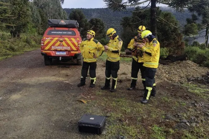 Serra de Santa Catarina. O resgate de helicóptero com Rick envolveu Corpo de Bombeiros, PM e FAB, mostrando a complexid…