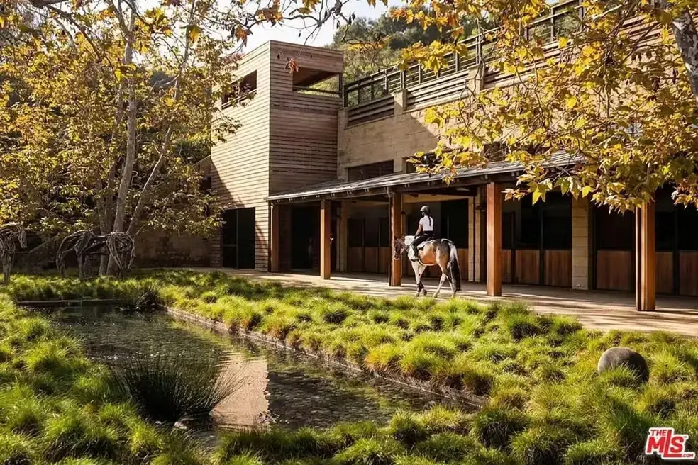 Rancho Dogwood de Steven Spielberg, em Los Angeles, está à venda por cerca de R$ 153 milhões. Um lugar com estrutura de…