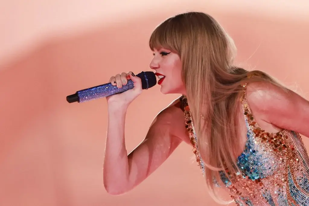 Taylor Swift lançou o single Patient Zero e a pré-venda do CD já está aberta. O CD custa cerca de R$ 20,39 na loja ofic…
