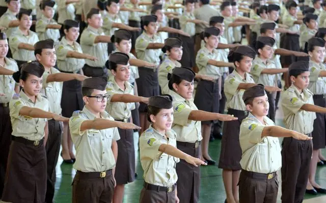 Escolas cívico-militares estão nos planos de governo de Flávio Bolsonaro, Renan Santos e Zema, segundo análise da SBPC.…