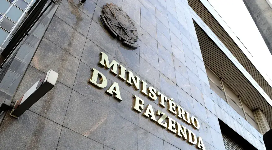 Governo reduziu a projeção do PIB para 2% em 2026 e 2,3% em 2027, com a Fazenda citando a política monetária restritiva…