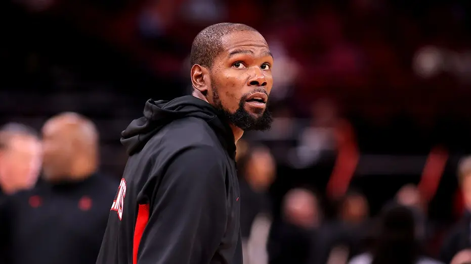 Kevin Durant ignorou o debate da WNBA sobre elegibilidade de gênero durante o Media Day do Houston Rockets. Ele focou n…